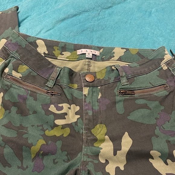 Cabi Clover Island Style Bright Camouflage Style Jeans w Ankle Zippers women’s 6 - Picture 2 of 15